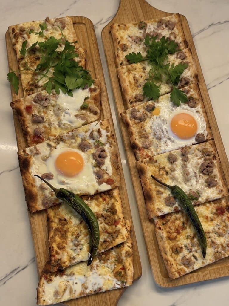 Foto van pide en ovengerechten bij Liva Restaurant